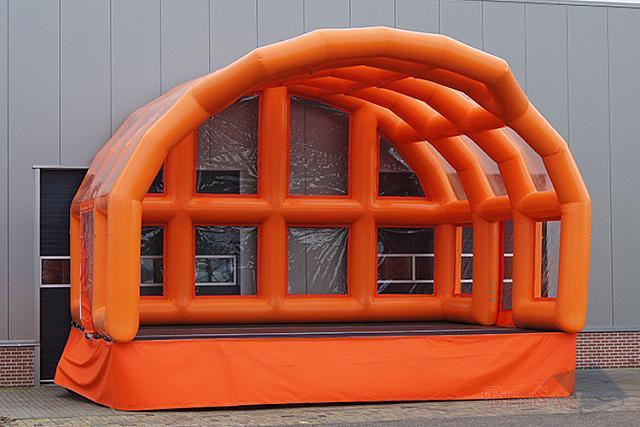 podium normaal oranje 8x6 mtr