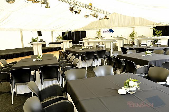 interieur voor tent met podium en dans & vloer voorbeeld